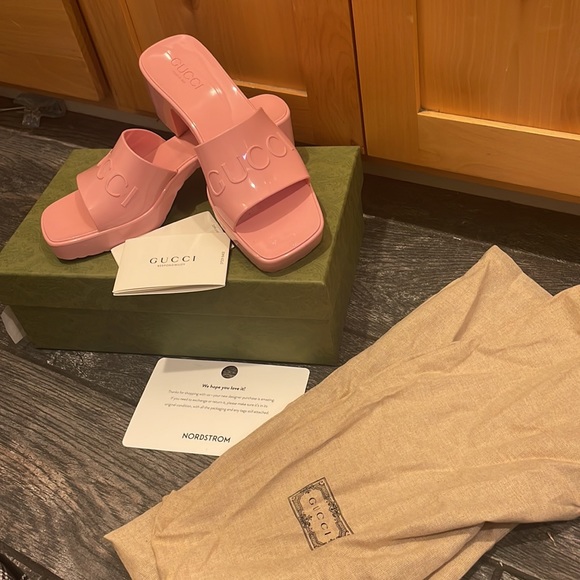 Gucci Rubber Logo Platform Slide Sandal - Picture 2 of 7